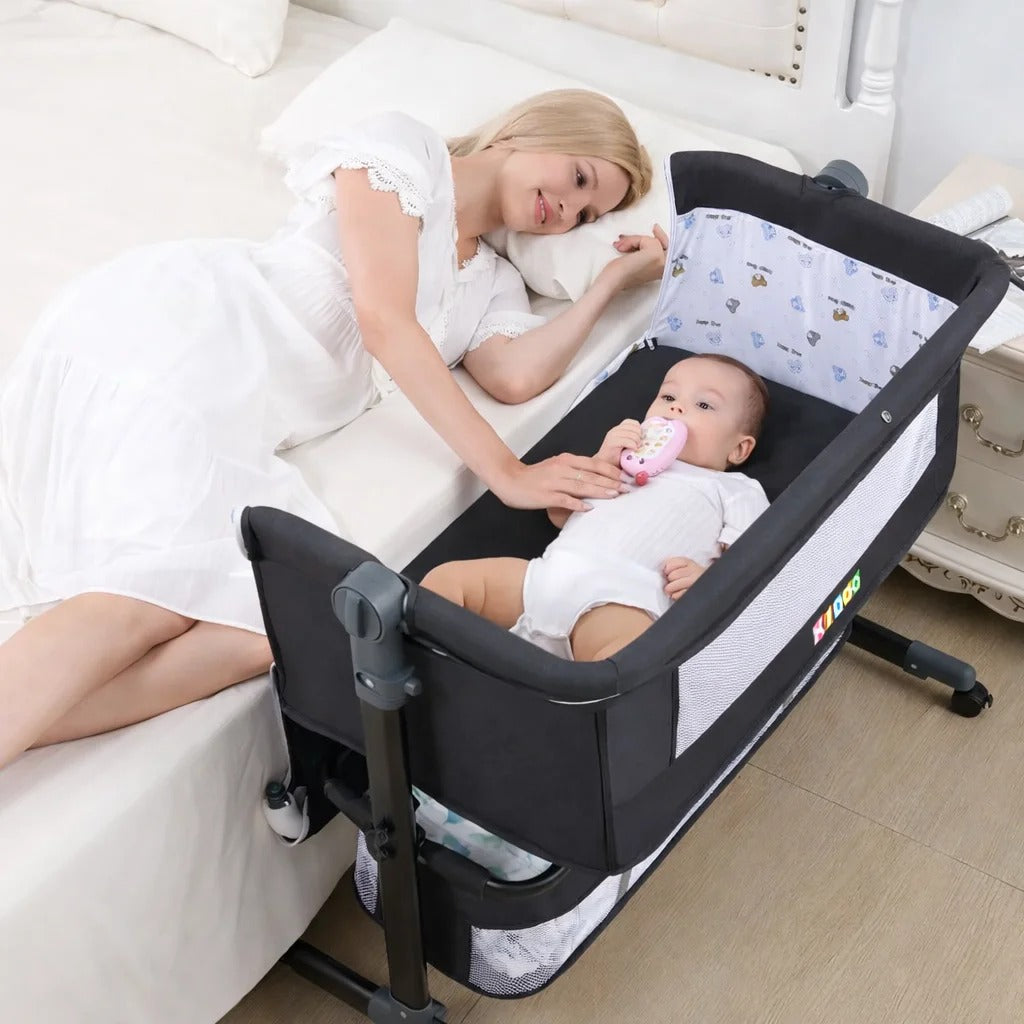 Pătuț Reglabil 6 în 1 AT PERFORMANCE® pentru Bebe – Leagăn, Pătuț de Călătorie, Coș Depozitare, Plasă Țânțari, Saltea Moale, Roți 360°, Gri