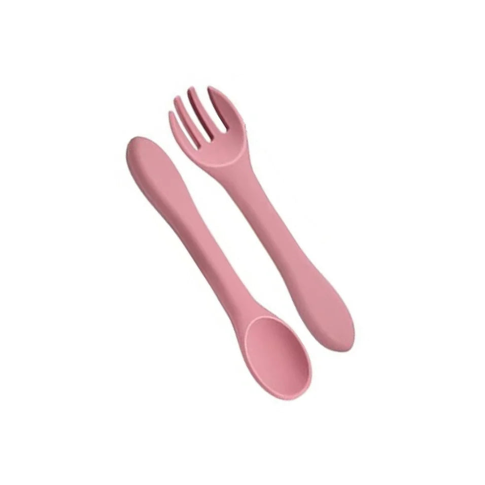 Set 6 piese din silicon fara BPA, AT PERFORMANCE®, de diversificare a hranei pentru bebelusi, 6+ luni, cu Bol, Farfurie, Cana cu pai Lingurita, Furculita, Bavetica Roz